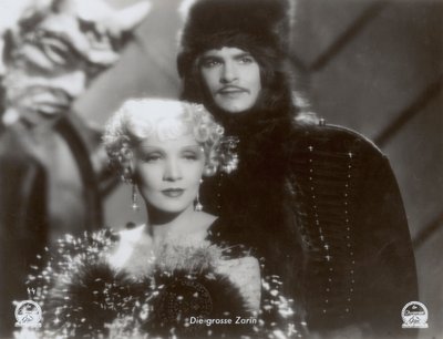 Stillkuva elokuvasta "The Scarlet Empress", jossa Marlene Dietrich ja John Lodge esiintyvät tekijältä Photographer German