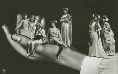Surrealistinen käsi kädessä valikoituja naisia (m/w kuva) tekijältä Photographer German