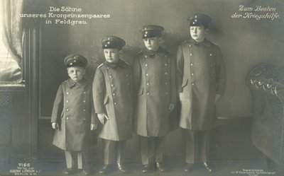 Saksan kruununprinssi Wilhelmin pojat sotilaspuvussa (m/v kuva) tekijältä Photographer German
