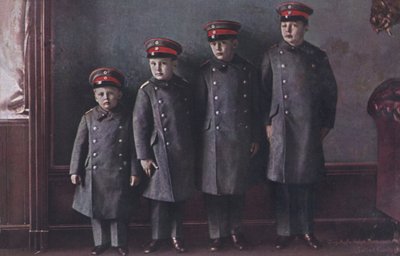 Saksan kruununprinssi Wilhelmin pojat sotilaspukuissa (kuva) tekijältä Photographer German