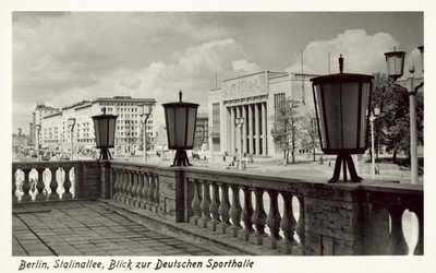 Näkymä Deutsche Sporthallelle, Stalinallee, Itä-Berliini, 1950-luku (b/w kuva) tekijältä Photographer German