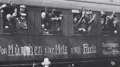 Ensimmäisen maailmansodan saksalaiset joukot lähtevät rintamalle rautatievaunussa viestillä "Münchenistä Metzin kautta Pariisiin", syyskuu 1914 (b/w kuva) tekijältä Photographer German