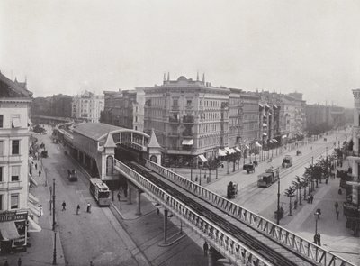 Wiener Strasse ja kohotettu rautatieasema (m/w kuva) tekijältä Photographer German