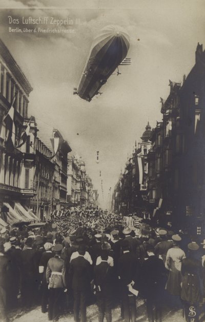 Zeppelin LZ III lentää Friedrichstrassen yläpuolella, Berliini (b/w kuva) tekijältä Photographer German