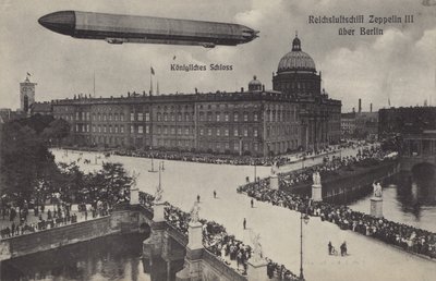 Zeppelin LZ III lentää Berliinin kaupunginpalatsin yllä (m/v kuva) tekijältä Photographer German