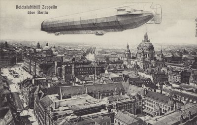 Zeppelin-ilmalaiva lentää Berliinin yli (b/w kuva) tekijältä Photographer German