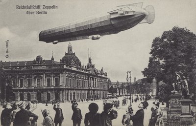 Zeppelin-ilmalaiva lentää Berliinin yli (b/w kuva) tekijältä Photographer German