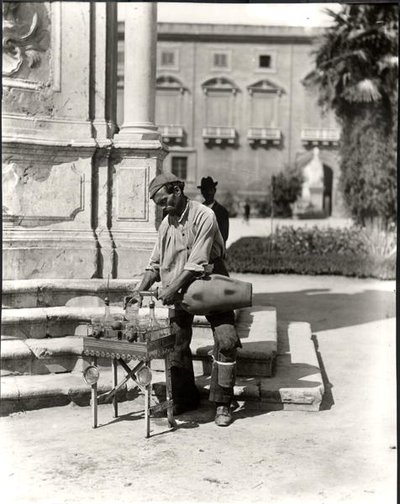Vedenmyyjä, elokuvasta "Life in Naples" (m/w kuva) tekijältä Photographer Italian