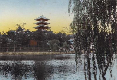 Japani, n. 1912: Näkymä Naran pagodille Sarusawan lampilta (kuva) tekijältä Photographer Japanese