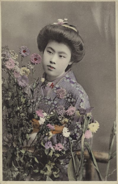 Japanilainen tyttö kukilla (värillinen kuva) tekijältä Photographer Japanese