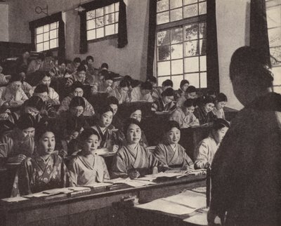 Nuoret japanilaiset naiset viimeisellä vuotellaan naisten yliopistossa Tokiossa (m/v kuva) tekijältä Photographer Japanese