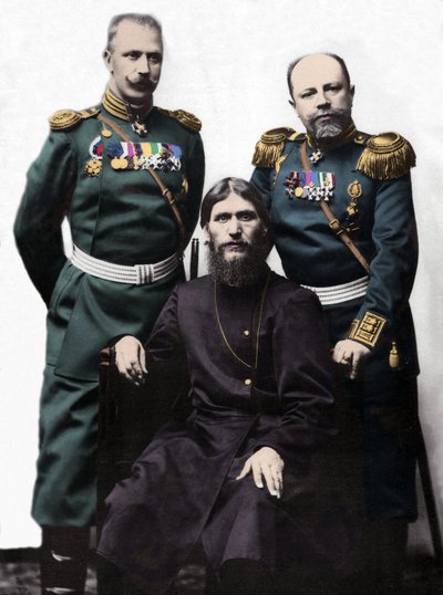 Grigori (Grigory) lefimovitš Novykh, joka tunnetaan nimellä Rasputin (Rasputin) (1869-1916) kapteeni von Lohmanin ja prinssi eversti Putyatinin kanssa. (Vasemmalta oikealle: Prinssi Mihail Putyatin, Grigory Rasputin ja eversti D Loman) tekijältä Photographer Russian