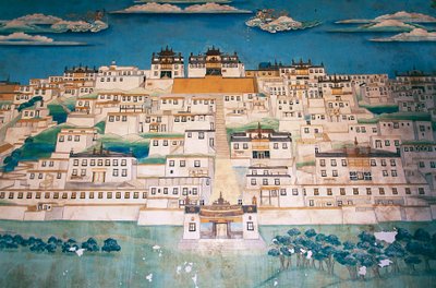 Fresko, joka kuvaa kaupunkia Ganden Sumtsenlingin luostarissa (gompa), Zhongdian (tiibetiksi Gyalthang, Kiinan hallitus nimesi vuonna 2001 Shangri-Laksi edistääkseen matkailua tällä Tiibetin ylätasangon alueella), Yunnanin maakunnassa Kiinassa tekijältä Blaise Nicolas Le Sueur