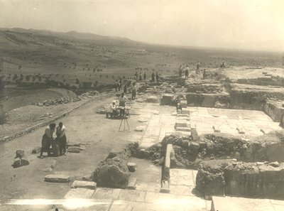 Näkymä Phaistos-palatsin kaivauksista, Luigi Pernierin ja Federico Halbherrin johtama italialainen arkeologinen tehtävä, Kreeta, Kreikka tekijältä Blaise Nicolas Le Sueur