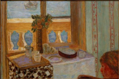 Sisustus parvekkeella / Valoisa sisustus / Nainen ikkunan vieressä / Ikkuna auki merelle (Antibes) tekijältä Pierre Bonnard