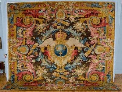 Louis XV Savonnerie-matto kuninkaallisilla käsivarsilla, valmistaja Savonnerie Factory, Ranska, n. 1740-1750 tekijältä Pierre Josse Perrot