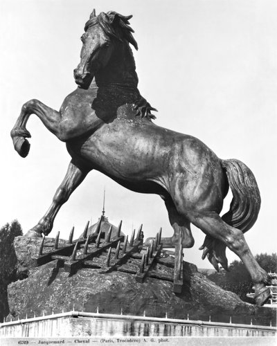 Hevonen ja harava, vuoden 1878 maailmannäyttelyä varten rakennetun Trocaderon ensimmäisen palatsin edessä, 1878 (pronssi) tekijältä Pierre Louis Rouillard