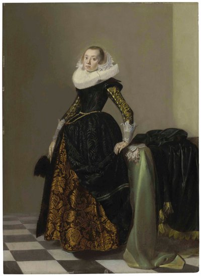 Rikkaasti pukeutuneen nuoren naisen muotokuva, kokopitkä, verhotun pöydän edessä. tekijältä Pieter Codde