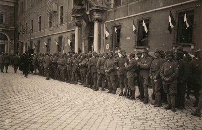 Albumi "The GM R. Army (World War I)": sotilasjoukot Ravennan kaupungin kadulla, joka on koristeltu juhlavasti ikkunoiden kolmivärillä (m/w kuva) tekijältä Pietro Bezzi