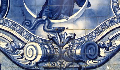 Yksityiskohta koristepaneelista, jossa neitsyt Maria murskaa käärmeen, Lamego, Portugali. 1738 (keraamiset laatat) tekijältä Portuguese School
