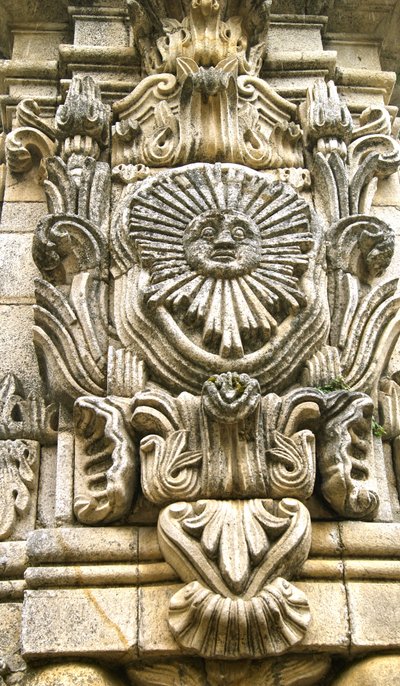 Nossa Senhora dos Remédios -obelikin pyhäkön itäpinta, Lamego, Portugali. 1738 (graniitti) tekijältä Portuguese School