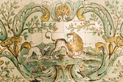 Majolika, joka kuvaa leijonaa jahtaavaa koiraa, metsästyshuoneesta Palacio da Praiassa, Belemissä, n. 1680 (keraaminen) tekijältä Portuguese School
