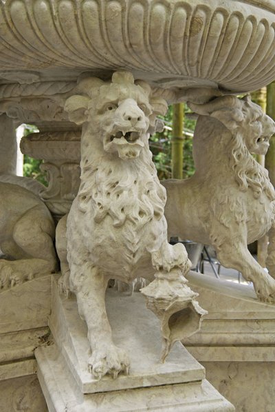 Myyttinen sarvimainen leijona Atlantes suihkulähteen juurella, Quinta da Regalia, Sintra, Portugali n. 1915 (kivi) tekijältä Portuguese School