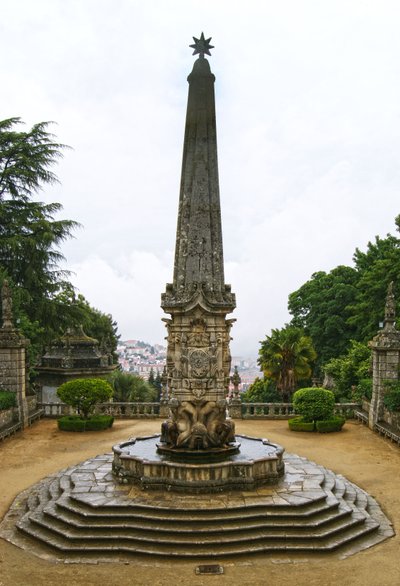 Nossa Senhora dos Remedios -obelikin pyhäkkö, Lamego, Portugali. 1738 (graniitti) tekijältä Portuguese School