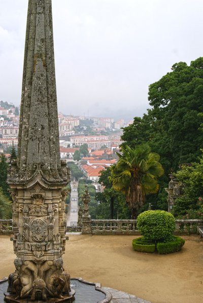 Nossa Senhora dos Remedios -obelikin pyhäkkö, Lamego, Portugali. 1738 (graniitti) tekijältä Portuguese School