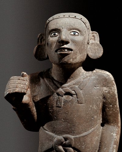 Esikolumbiaaninen sivilisaatio: atsteekkien papin veistos tekijältä Pre Columbian