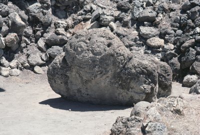 Kasvojen kiviveisto, myöhäinen post-klassinen aika tekijältä Pre Columbian