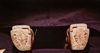Yksityiskohta juhlallisissa pallopeleissä käytetystä ikeestä, Vera Cruz (kivi). tekijältä Pre Columbian Pre Columbian