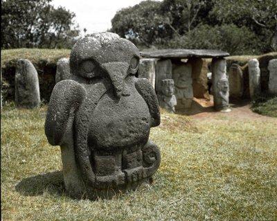 Megaliittinen veistos linnusta, jolla on käärme tekijältä Pre Columbian Pre Columbian