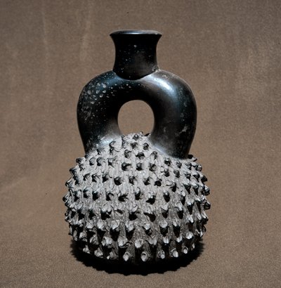 Esikolumbialainen taide, cupisnique sivilisaatio: maljakko kovakuoriaisen ja granaattiomenan muodossa. 300 eKr.-100 jKr. Lima, kansallinen antropologian ja arkeologian museo, Peru tekijältä Pre Columbian Pre Columbian