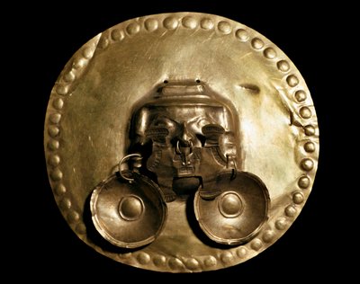 Esikolumbialainen sivilisaatio Calima: kultainen rintakilpi. 7.-15. vuosisadan Bogota, Kolumbian kultamuseo tekijältä Pre Columbian Pre Columbian