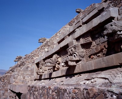 Esikolumbialainen sivilisaatio: näkymä Teotihuacanin (300 eKr.-600 jKr.) paikalle: Quetzalcoatlin temppeli tai höyhenkäärmeen temppeli. Meksiko tekijältä Pre Columbian Pre Columbian