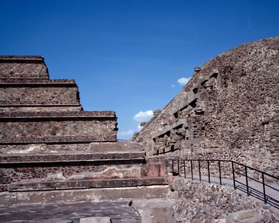 Esikolumbialainen sivilisaatio: näkymä Teotihuacanin (300 eKr.-600 jKr.) paikalle: Quetzalcoatlin temppeli tai höyhenkäärmeen temppeli. Meksiko tekijältä Pre Columbian Pre Columbian
