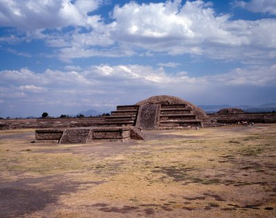 Esikolumbialainen sivilisaatio: näkymä Teotihuacanin (300 eKr.-600 jKr.) paikalle: auringon temppeli (tai pyramidi). Meksiko tekijältä Pre Columbian Pre Columbian