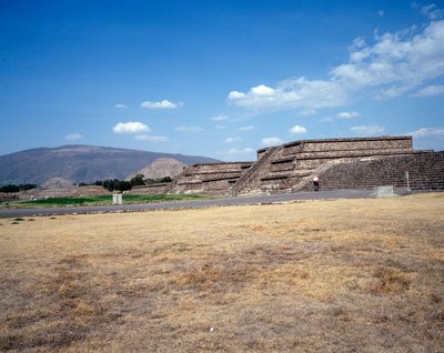 Esikolumbialainen sivilisaatio: näkymä Teotihuacanin (300 eKr.-600 jKr.) paikalle: auringon temppeli (tai pyramidi). Meksiko tekijältä Pre Columbian Pre Columbian