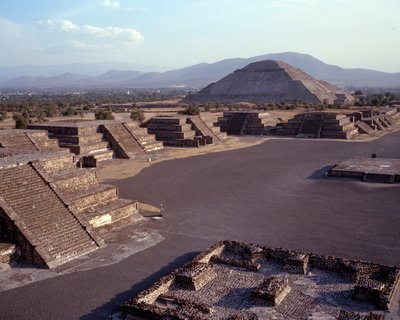Esikolumbialainen sivilisaatio: näkymä Teotihuacanin (300 eKr.-600 jKr.) paikalle: auringon temppeli (tai pyramidi). Meksiko tekijältä Pre Columbian Pre Columbian