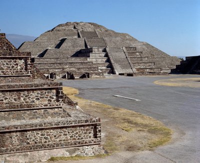 Kuun pyramidi tekijältä Pre Columbian Pre Columbian
