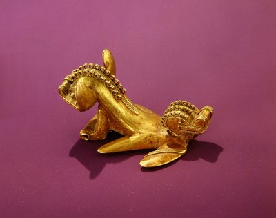 Tairona-riipus, joka kuvaa kaksipäistä eläintä, 7.-8. vuosisadalla jKr. (kulta) tekijältä Pre Columbian Pre Columbian