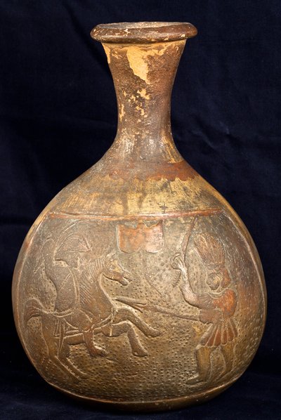 Pullo, joka kuvaa ratsastajan ja jalkaisin kulkevan soturin välistä taistelua (terrakotta). tekijältä Precolombian Precolombian