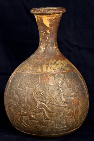 Pullo, joka kuvaa ratsastajan ja jalkaisin kulkevan soturin välistä taistelua (terrakotta). tekijältä Precolombian Precolombian