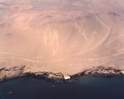 Ilmakuva Paracasin kynttelikköstä tai Andien kynttelikköstä Piscon lahdella (1983 - valokuvaus) tekijältä Prehistoric Prehistoric