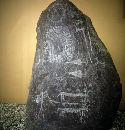 Camunnien sivilisaatio, esihistoria, kalliotaide: hautakivi, eläimet, nuolen kärjet ja spiraalit - Bagnolo tyypin 2 stele Valcamonicassa (Camonican laakso) (Italia). tekijältä Prehistoric Prehistoric