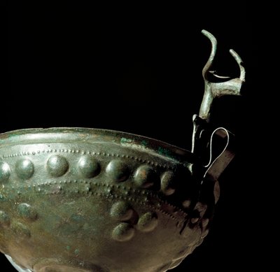 Etruskien sivilisaatio: pronssikuppi Tolfan hautausmaalta, Laziosta. 10. vuosisadalla eaa. Rooma, Luigi Pigorinin kansallinen esihistoriallisen etnografian museo tekijältä Prehistoric Prehistoric