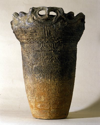 Suuri terrakottamaljakko Jomon-ajalta (esihistoriallinen ajanjakso Japanissa). Rooma, Kansallinen itämaisen taiteen museo. tekijältä Prehistoric Prehistoric