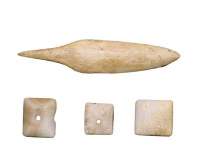 Esihistoriallinen (neoliittinen): Nuolen kärki ja luunapit. Torallan luolasta (Lleida) tekijältä Prehistoric Prehistoric