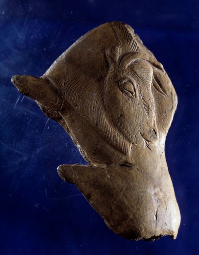Esihistoriallinen taide (Ylä-Magdalenian): "" Biisoni nousee ylös"" Poropuusta tehty veistos Madeleinen suojista Dordognessa. 11 000 eaa. Aurinko 0,10 m. Saint Germain en Laye, kansallinen arkeologinen museo tekijältä Prehistoric Prehistoric